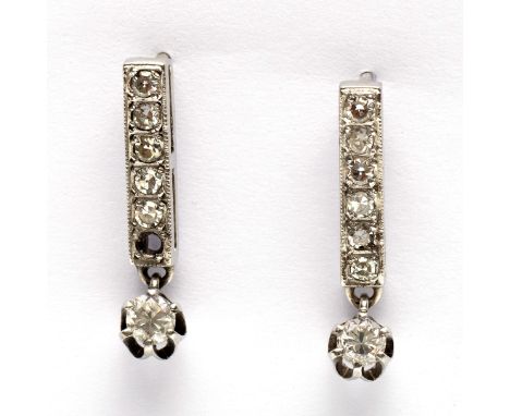 14 kt. Witgouden oorstekers, bestaande uit een verticale staaf bezet met achtkant geslepen diamant waaronder los bungelend, e