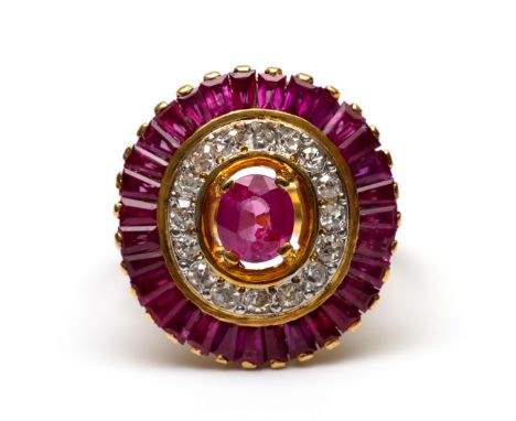 Beneden wettelijk gehalte gouden cocktail ring, centraal bezet met een ovale synthetische robijn in een dubbele entourage van