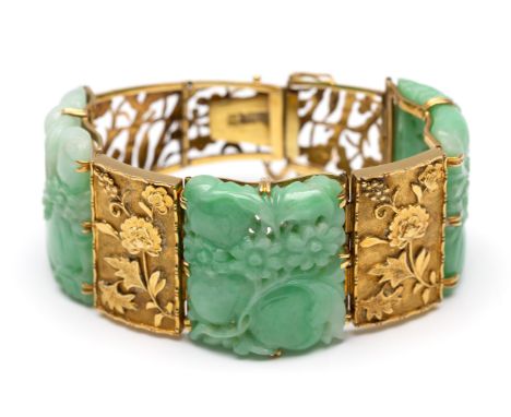 China, 18 kt. gouden armband. Opgebouwd uit gouden appliques gedecoreerd met bamboe en bloemen, waartussen drie stukken gesne