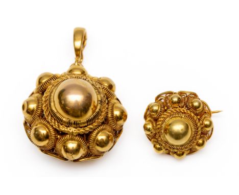 Twee 14 kt. gouden Zeeuwse knopen, één hanger en één broche. Van beide de achterzijde geheel opgebouwd uit filigrain werk (ha