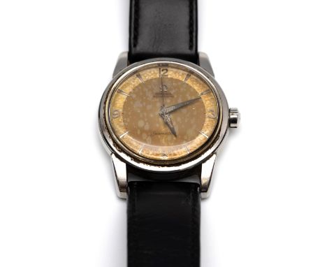 Omega, stalen herenpolshorloge, automaat. Model Seamaster. Aan een zwart lederen band. De wijzerplaat verkleurd, met losse st