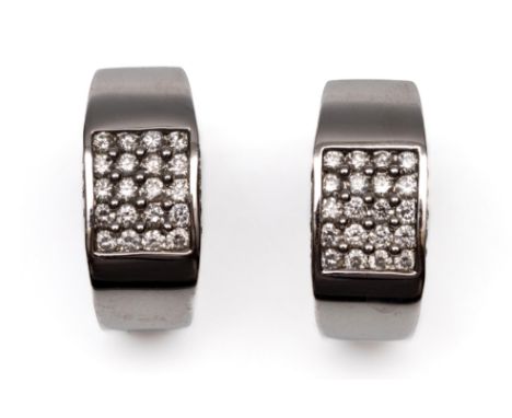 Een paar 18 kt. witgouden oorringen. De voor- en zijkant met een rechthoekig vlak, pavé bezet met briljant geslepen diamant m