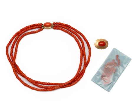 Bloedkoralen collier, bestaande uit drie strengen tonvormige kralen ((b. 4,5 - 6 mm) aan een 14 kt. gouden sluiting bezet met