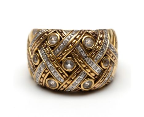 Gouden boule ring. De bovenzijde met geweven patroon met banen bezet met briljant geslepen diamant (totaalgewicht ca. 0.19 ct