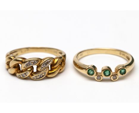 Twee 14 kt. gouden ringen. Eén bezet met smaragd en briljant geslepen diamant, de ander met gourmetschakel vormige bovenzijde