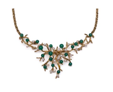 14 kt. Gouden collier, jaren '60. De voorzijde met een applique in de vorm van takjes, bezet met groene agaat en cultivé pare