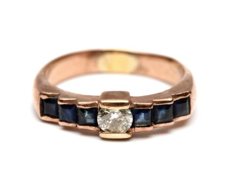 Beneden wettelijk gehalte roodgouden ring. Centraal bezet met een lichtgele briljant geslepen diamant van ca. 0.30 ct., met a
