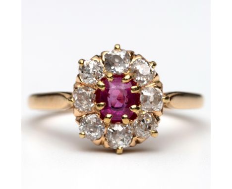14 kt. Gouden ring bezet met een ovale gefacetteerde robijn (4 x 3,5 mm) in een entourage van oud briljant geslepen diamant m