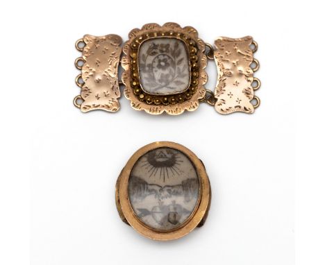 Twee gouden slotjes met haarwerk. Eén in 18 kt. goud met een voorstelling van twee met een pijl doorboorde vlammende harten w