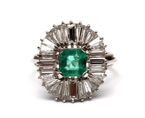 18 kt. Witgouden ballerina ring, centraal bezet met een octogonale heldergroene smaragd van ca. 1.60 ct. (6,9 x 6,8 mm), in e