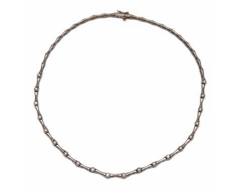 18 kt. Witgouden collier, opgebouwd uit bamboe vormige schakels, waartussen aan de voorzijde, briljant geslepen diamanten met