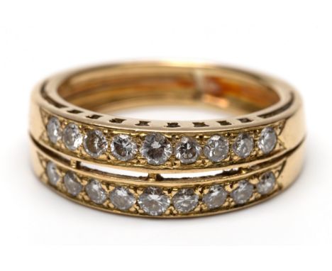 18 kt. Gouden dubbele rijring, bezet met achttien briljant geslepen diamanten met een totaalgewicht van ca. 0.90 ct. bruto 6,