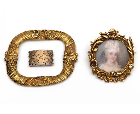 Frankrijk, 18 kt. gouden broche, vermoedelijk rococo. met miniatuur portret van een dame. De zetrand gedecoreerd met rocaille