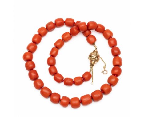 Bloedkoralen collier, de kralen tonvormig (diam. 10 - 13 mm), in grootte aflopend vanuit het midden. Aan een 14 kt. gouden ri