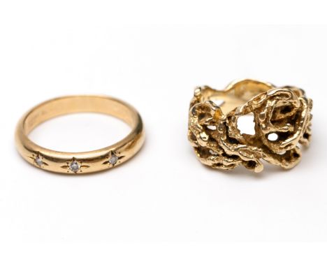 Twee gouden ringen. Eén beneden wettelijk gehalte gouden ring met organisch ontwerp, de ander in 14 kt. goud, bezet met drie 