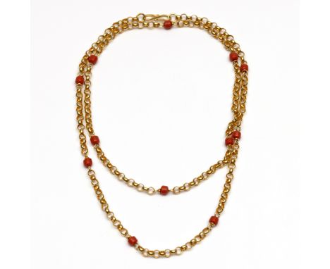 18 kt. Gouden jasseron schakel collier, met om de vijf cm een tonvormige imitatie bloedkoralen kraal van rood glas bruto 20,9