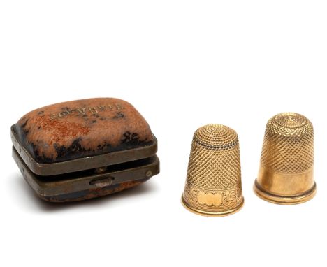 Twee 14 kt. gouden vingerhoedjes, 19e eeuw. Eén gedecoreerd met gravé bruto 10,4 gr. [2] Two 14 k. gold thimbles, 19th centur