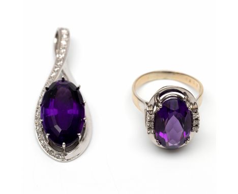 18 kt. Witgouden ring en hanger. Beide bezet een dieppaarse amethist (hanger 20 x 12mm, ring 16 x 10 mm) en achtkant geslepen