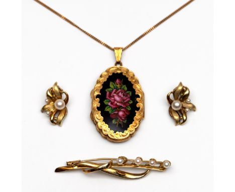 Een collectie 14 kt. gouden sieraden. Bestaande uit een gouden medaillon met geëmailleerd decor van rozen aan een fijn collie