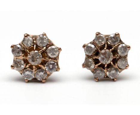 14 kt. Gouden rozetvormige oorstekers, bezet met kleine briljant geslepen diamant met een totaalgewicht van ca. 0.55 ct., piq