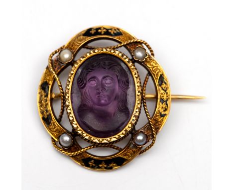 18 kt. Gouden broche, 19e eeuw. Met centraal een camee van amethist met voorstelling van een dame. De rand gedecoreerd met bl