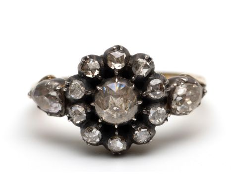 14 kt. Goud met zilveren rozetring, bezet met roosgeslepen diamant. De middensteen met een diam. van ca. 5 mm. De schouders b