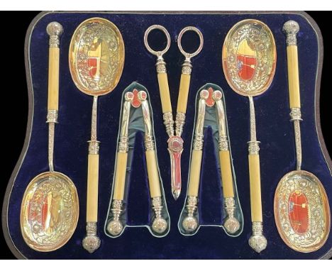 Good quality silver plated fruit serving and nut cracker set, cased.