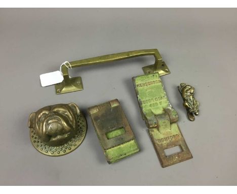 EARLY 20TH CENTURY BRASS DOOR KNOCKER,modelled in the form of a bulldog head, along with hinges and a brass door handle