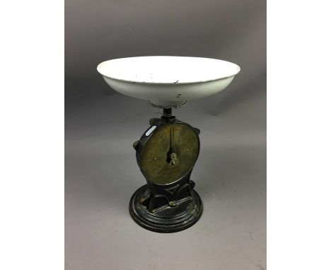 SET OF VINTAGE SALTERS FAMILY SCALES