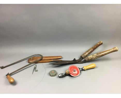 LOT OF VINTAGE TOOLS,in a carry bag