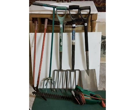 Group of modern Garden Tools – 2 grapes, spade, edging clippers, soil agitator and a Black and Decker electric hedge trimmers