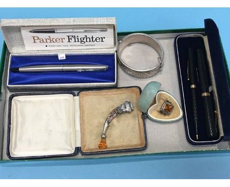 Tray of assorted including Parker pens, a silver bangle etc.