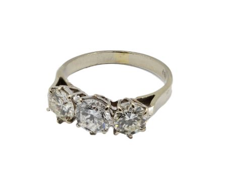 Anello in oro bianco 750% modello Trilogy gr. 2,80 con 3 diamanti taglio brillante, il centrale circa ct. 0,50 e i 2 laterali