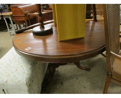 19TH CENTURY MAHOGANY CIRCULAR BREAKFAST TABLE ON A SCROLLING TRIPOD BASE 