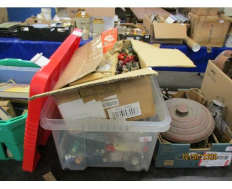 PLASTIC BOX CONTAINING VINTAGE CHRISTMAS DECORATIONS 