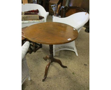 18TH CENTURY OAK CIRCULAR TOP WINE TABLE WITH TURNED COLUMNS ON A TRIPOD BASE 