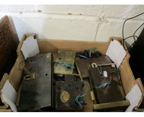 BOX CONTAINING MIXED VINTAGE DOOR LOCKS AND KEYS 