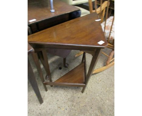 EDWARDIAN MAHOGANY SQUARE FORMED DROP LEAF TABLE ON TAPERING SQUARE LEGS 