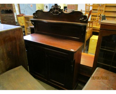 VICTORIAN MAHOGANY CHIFFONIER WITH CARVED TOP WITH OPEN SHELF, THE BASE WITH SHAPED DRAWER OVER TWO PANELLED CUPBOARD DOORS 