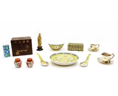 A small mixed lot of Chinese pieces, to include a set of blue and white rice work bowls, the larger 25cm diameter, a gilt tea