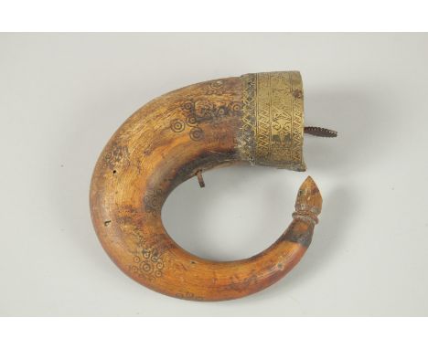 AN 18TH CENTURY MUGHAL INDIAN BRASS MOUNTED HORN POWDER FLASK.