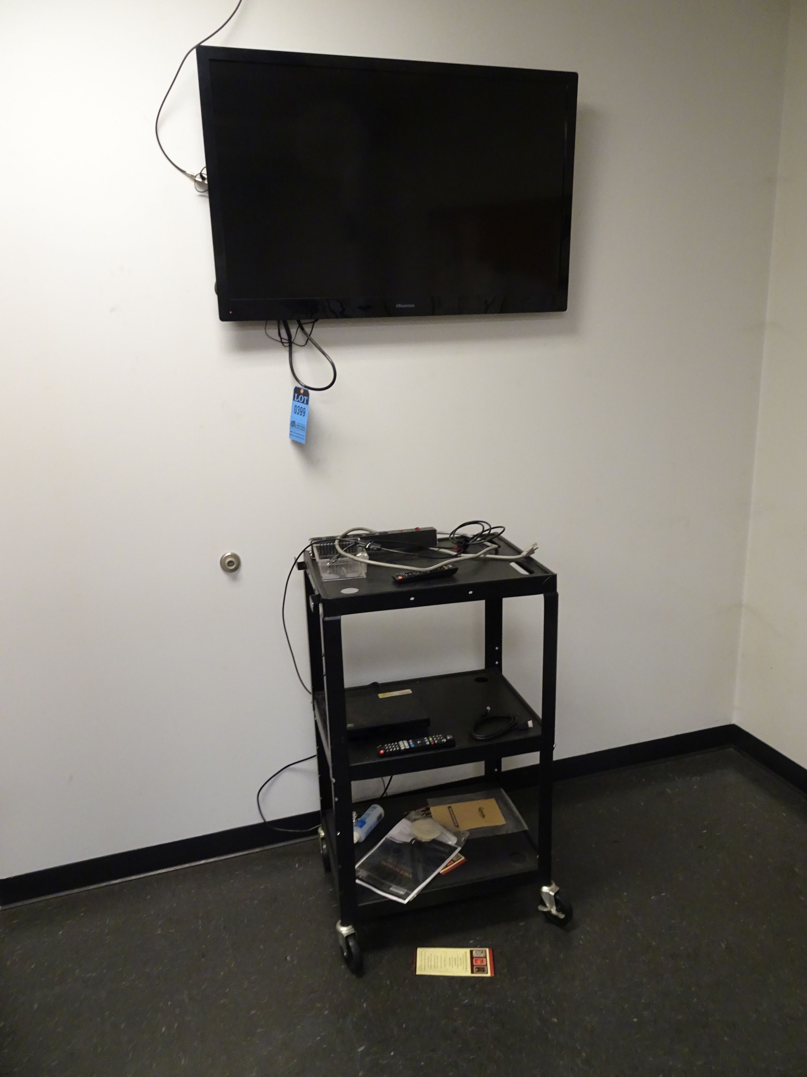 42" HISENSE FLATSCREEN TV AND DVD PLAYER