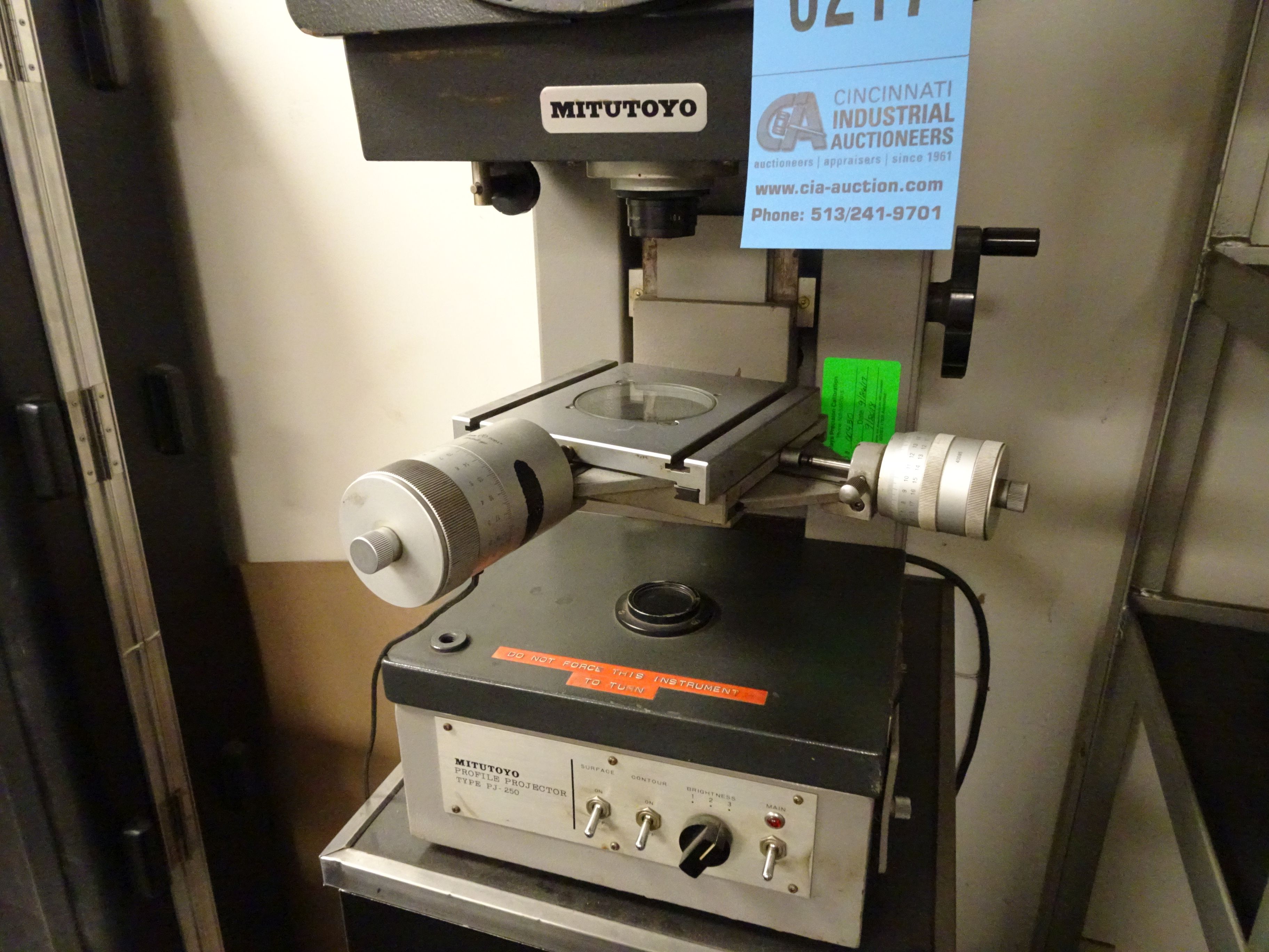 10" MITUTOYO MODEL PJ250 OPTICAL COMPARITOR; S/N 2752