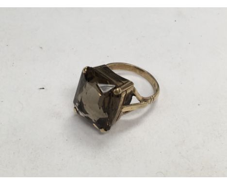 9ct gold quartz set ring, approx 6.7 grams. Ring size N. (A)