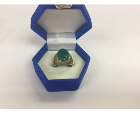 A 9ct gold ring inset with jade approx 8.5g (a)