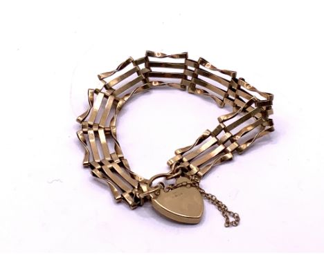 A 9ct gold gate bracelet, Approximately 9.5g.