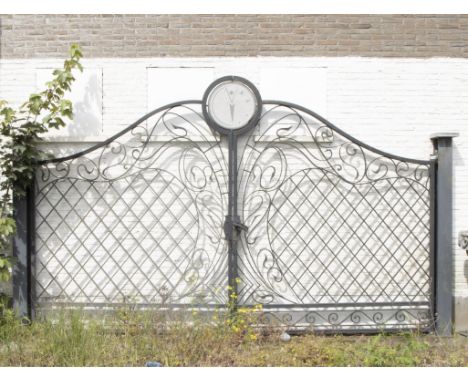 Large old castle entrance gate in wrought ironGrote oude kasteeltoegangspoort in smeedijzer256 x 433 cm