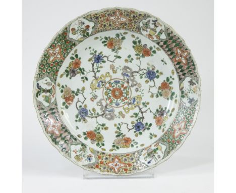 Chinese plate decorated with flowers and vases, Kangxi, markedChinees bord versierd met bloemen en vazen, Kangxi, gemerktDiam