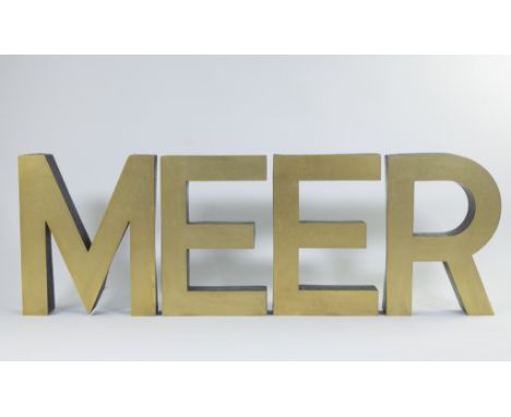 Vintage gilt metal letters 'MEER', 1960sVintage vergulde metalen letters 'MEER', jaren 6038 x 110 cm