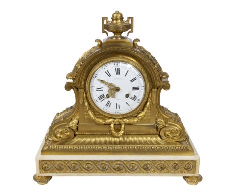 Impressive ormolu Napoleon III mantel clock marked on the dial Marquis à ParisImposante vuurvergulde bronzen Napoleon III pen